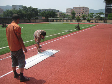 福清市龙田镇积库小学塑胶跑道施工中！